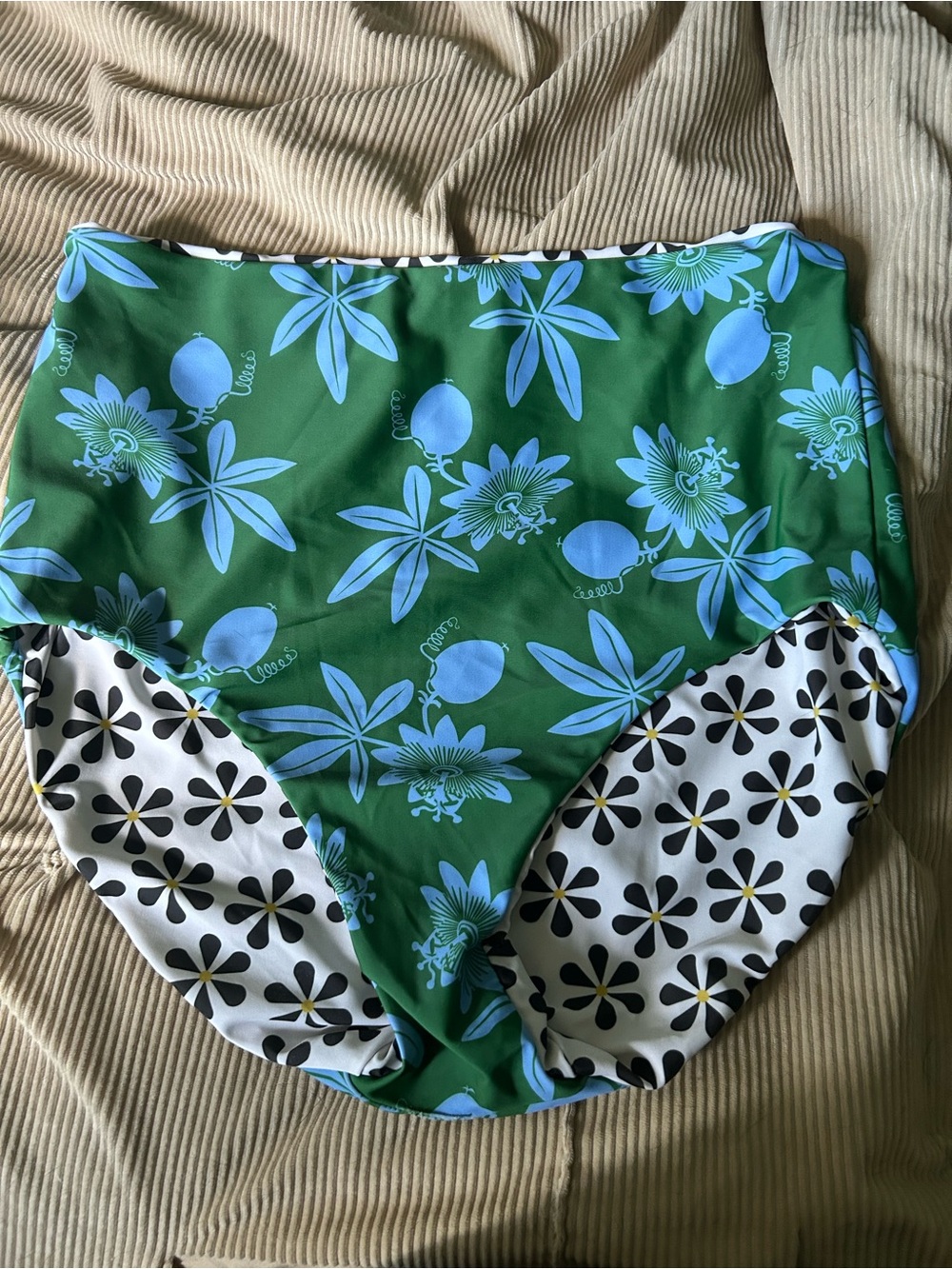 Lime Ricki two-piece reversible set (two tops one reversible bottom) - Picture 5 of 10